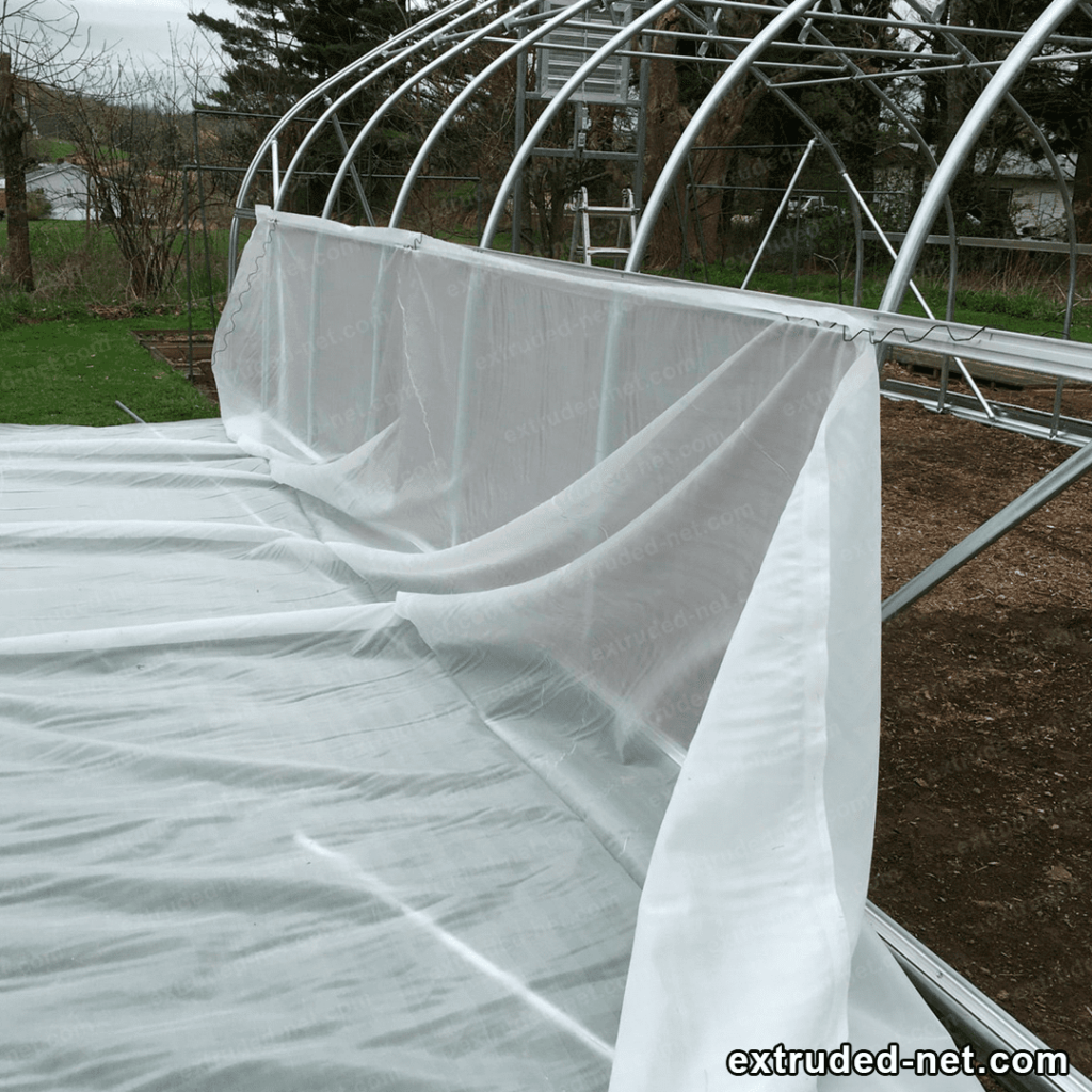 Building a greenhouse with a thermal blanket